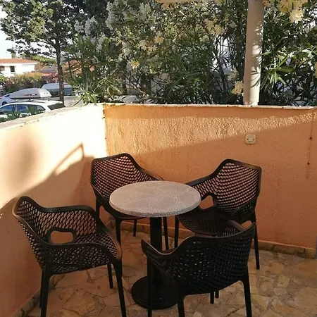 Aurelia Apartments, Vir