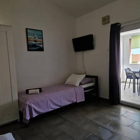 Aurelia Apartments, * Vir