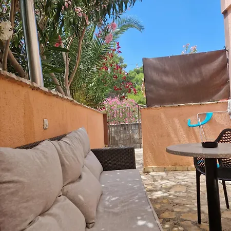 Aurelia Apartments, Vir