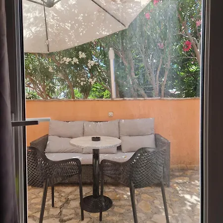 Aurelia Apartments, * Vir