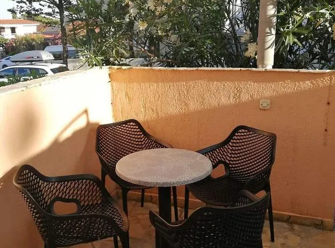 Aurelia Apartments, Vir
