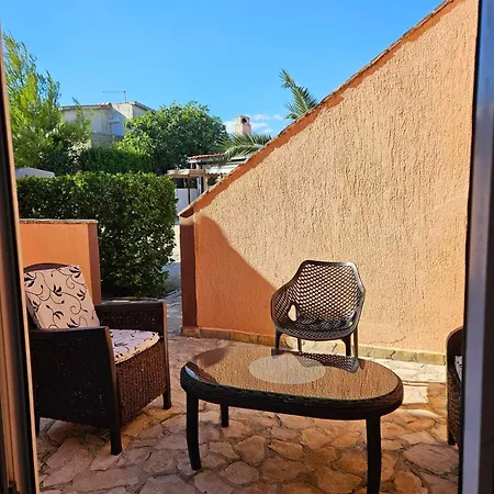 Aurelia Apartments, Vir