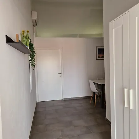 Aurelia Apartments, Vir