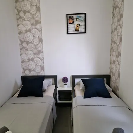 Aurelia Apartments, * Vir