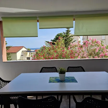 Aurelia Apartments, Vir