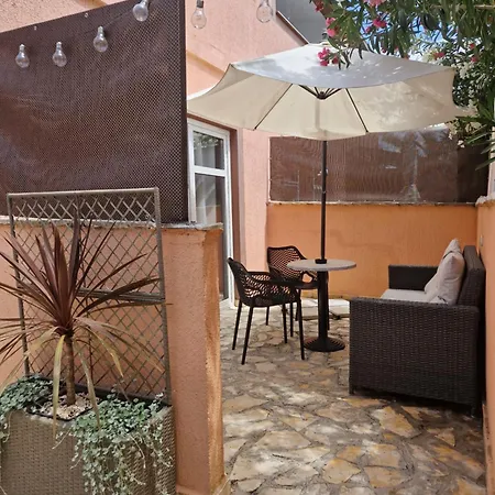 Aurelia Apartments, Vir